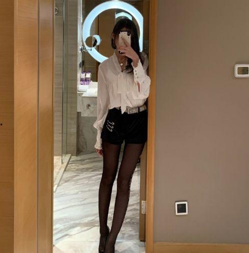 透明内裤熟女丝袜自拍,透明内裤下的诱惑瞬间