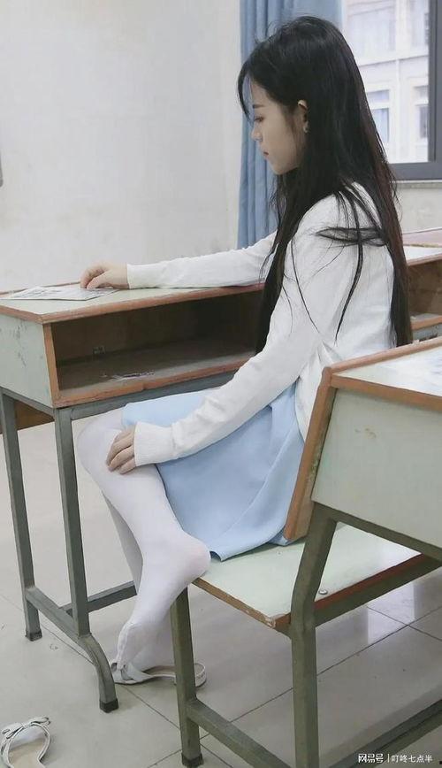 小学丝袜女生,青春校园的时尚风景线