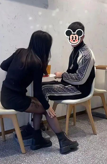 丝袜女友 胁迫,一段不寻常的情感纠葛